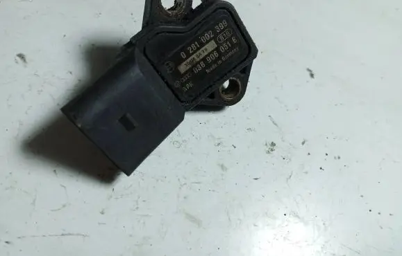 Volkswagen Touran I Air pressure sensor 0281002399 038906051B