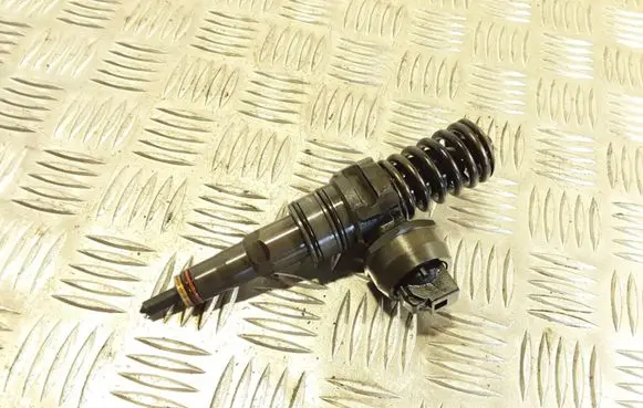 Volkswagen PASSAT B6 Fuel injector 038130073AG