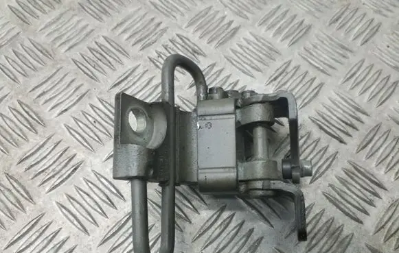 Volkswagen Golf VI Front door lower hinge 1K0831412C