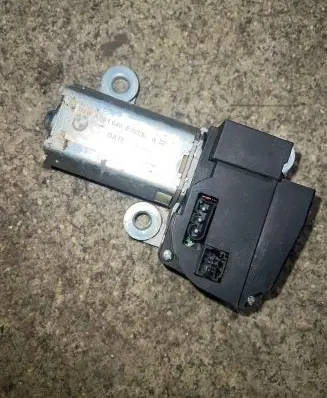 BMW 5 E39 Rear window wiper motor 8361640