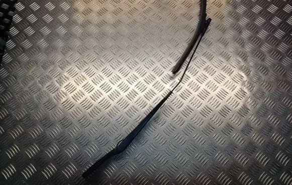 Volvo V50 Front wiper blade arm 30698250
