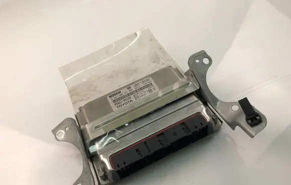 Toyota Corolla E120 E130 Engine control unit/module 896610W132