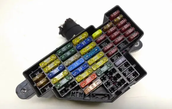 Volkswagen PASSAT B7 Fuse module 3C1941823