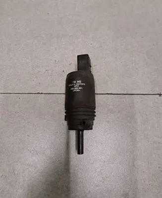 Volkswagen PASSAT B7 Windscreen/windshield washer pump 1K5955651