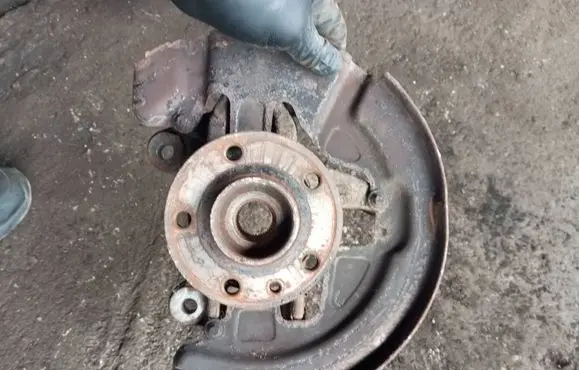 Front wheel hub spindle knuckle