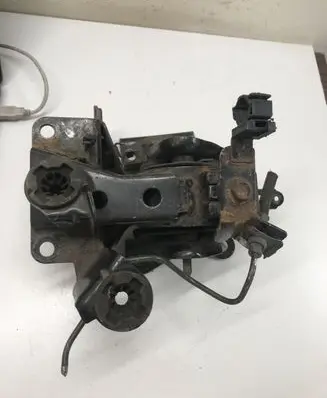 Nissan X-Trail T30 Engine mount bracket