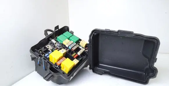 Peugeot 208 Fuse module 9671924480
