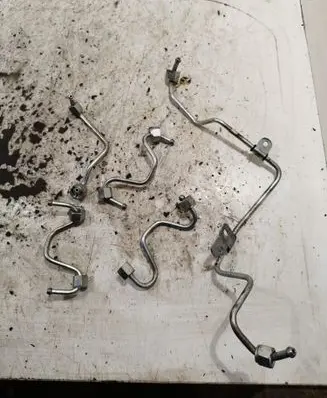 Fuel injector supply line/pipe