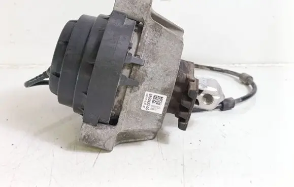 BMW 5 G30 G31 Engine mount bracket 6860492
