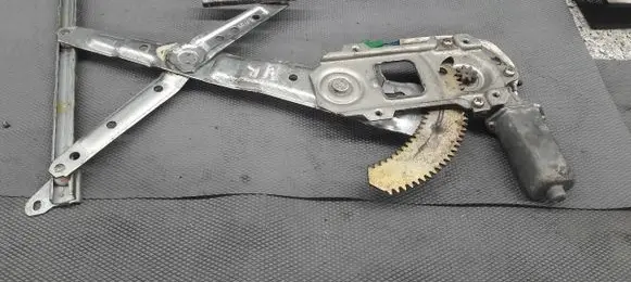 Subaru Legacy Rear window lifting mechanism without motor