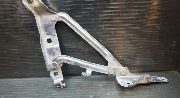 Tailgate/trunk/boot hinge