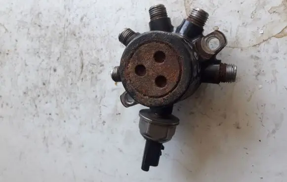 Ford Focus C-MAX Fuel distributor 4M5Q9D280DA