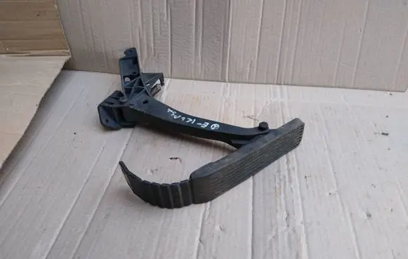 Mercedes-Benz E W210 Accelerator throttle pedal 2103010118