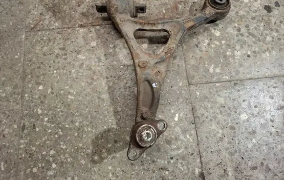 Volvo XC90 Front lower control arm/wishbone 8646613
