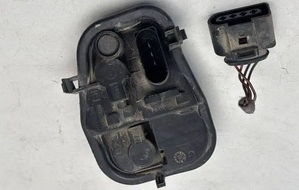 Audi A6 S6 C6 4F Tail light bulb cover holder 4F9945221b 89037046 89033806