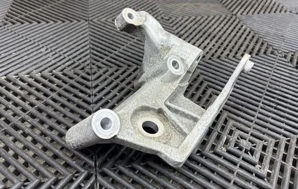 Volvo XC90 Engine mounting bracket 31430470