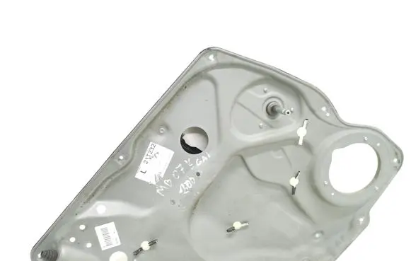 Rear door manual window regulator