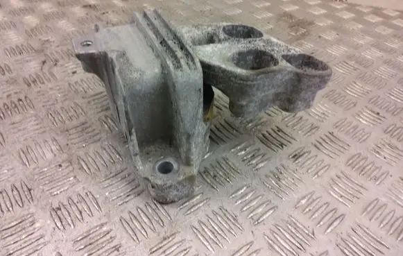 Mercedes-Benz A W176 Engine mount bracket