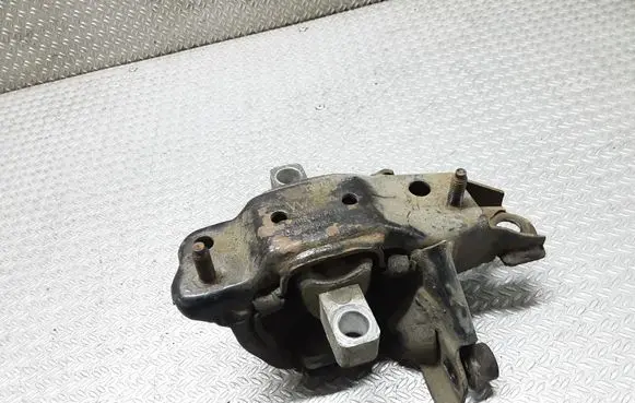 Volkswagen Polo IV 9N3 Engine mount bracket 6Q0199555
