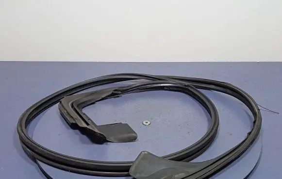 Peugeot 508 II Front door rubber seal 9813504380