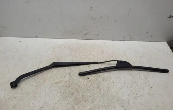 Toyota RAV 4 (XA20) Front wiper blade arm