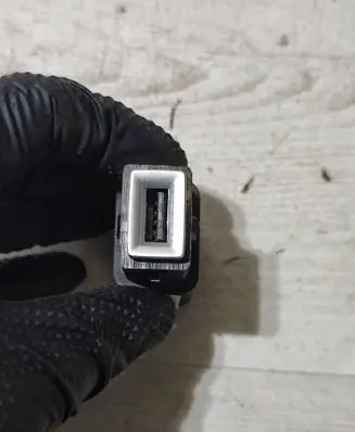 Peugeot 2008 II USB socket connector 98217039DX 9824334377 PLP013716