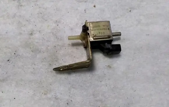 Audi A6 S6 C5 4B Turbo solenoid valve 437906283A