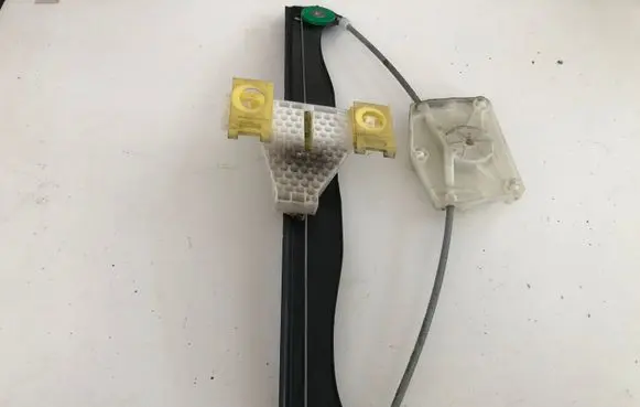 Rear window lifting mechanism without motor