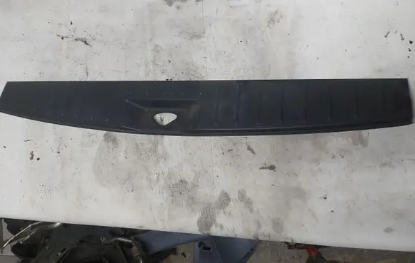 Trunk/boot sill cover protection