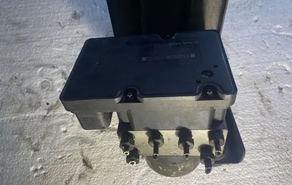 Volvo V70 ABS Pump P08671223