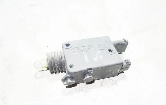 BMW 3 E36 Central locking motor 67111387609