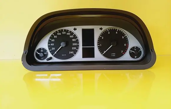 Mercedes-Benz B W245 Speedometer (instrument cluster) 1031098110