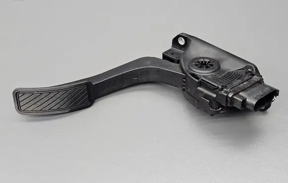 Accelerator throttle pedal