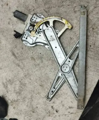 Toyota Corolla E120 E130 Front door window regulator with motor 992045100