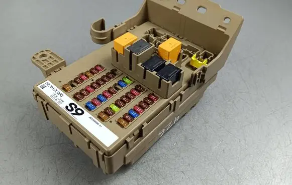 Subaru Forester SK Fuse module 82201SL900 404041