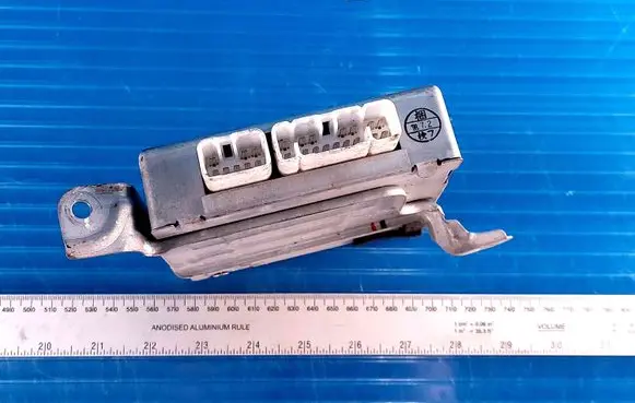 Toyota Land Cruiser (J100) Air suspension control unit module (rear) 8922760020 1107100022