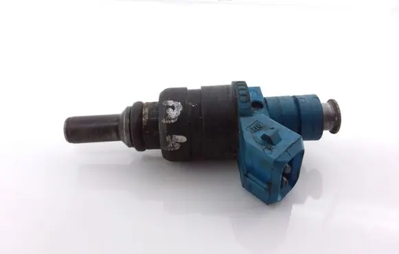 Audi A4 S4 B5 8D Fuel injector