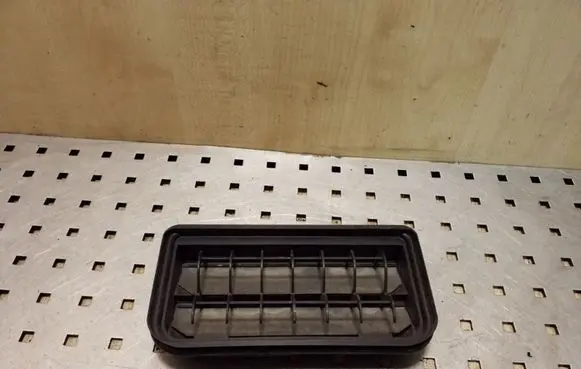 Quarter panel pressure vent