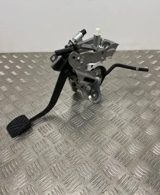 Suzuki Swift III Clutch pedal 