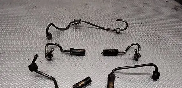 Nissan X-Trail T30 Fuel injector supply line/pipe 