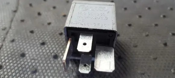 Volkswagen PASSAT B5 Other relay 8D0951253 V23134-J52-X300