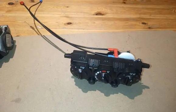 Mercedes-Benz A W168 Climate control unit 1688302185 Q013703