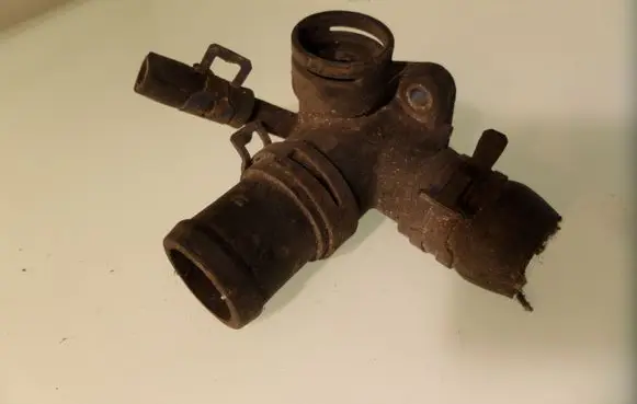 Volkswagen PASSAT B4 Engine coolant pipe/hose 068121133A
