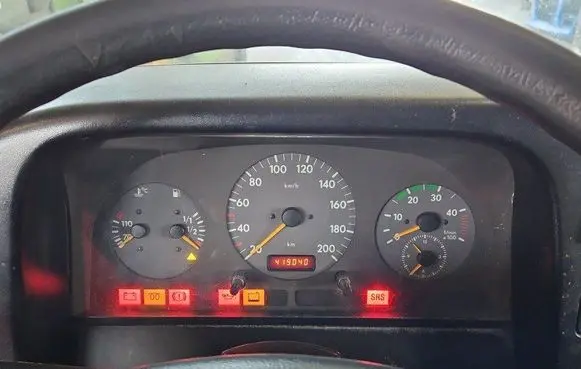Speedometer (instrument cluster)