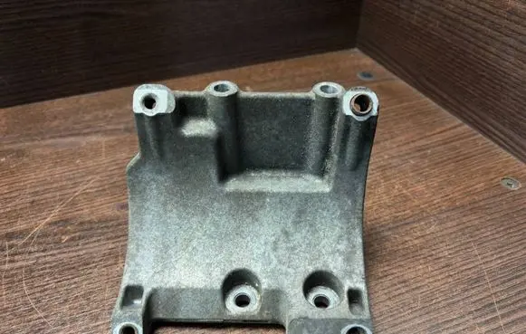 Iveco Daily 4th gen A/C compressor mount bracket 504047884