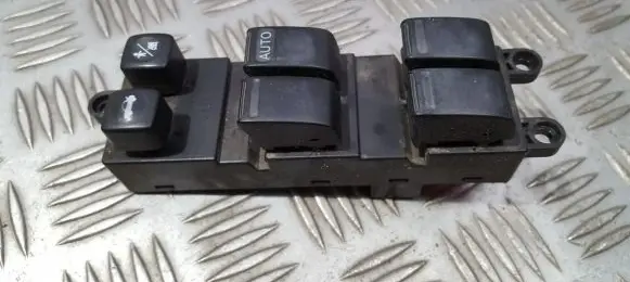 Nissan Primera Electric window control switch 25401AV660 C8D-D701N