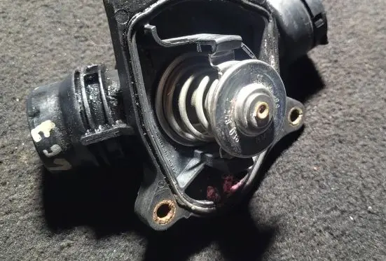 BMW 3 E90 E91 Thermostat 