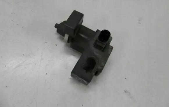 Volkswagen PASSAT B5.5 Valve vacuum 8E0906628