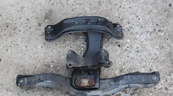 Subaru Forester SG Gearbox mounting bracket