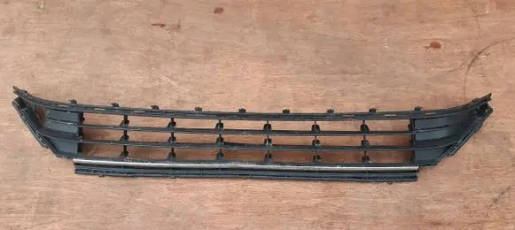 Volkswagen Golf VII Front bumper lower grill 5G0853677L